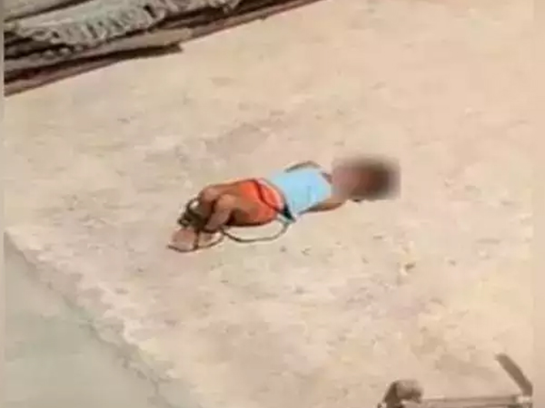 Không làm bài tập về nhà, trẻ bị mẹ trói bắt nằm phơi trên sân thượng giữa trời nắng nóng