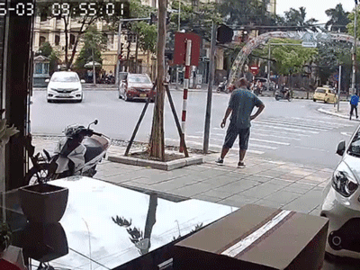 Vội vàng vài giây khi tham gia giao thông, 'nữ ninja' gặp họa nhớ đời