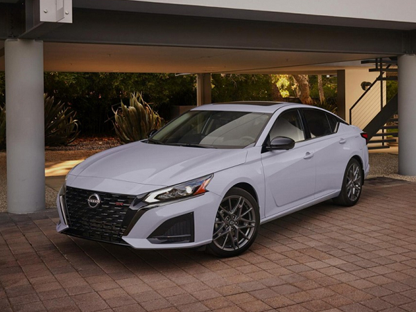 Nissan Altima 2023 'ra lò', phả hơi nóng lên Toyota Camry