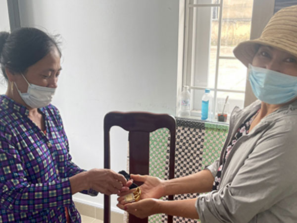 Quét rác ở chợ nhặt được túi vàng 9999, cô lao công có hàng động đáng quý