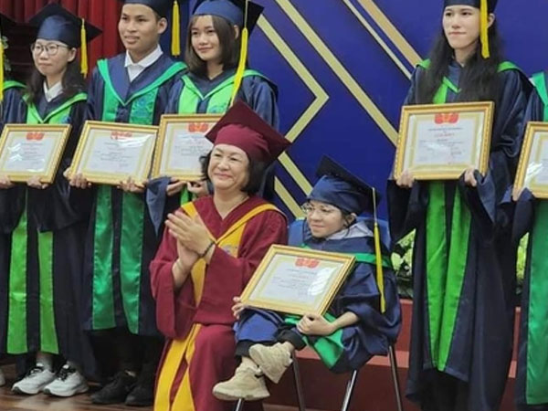 Nữ sinh xương thủy tinh tốt nghiệp đại học loại giỏi, bền bỉ vươn lên bằng nghị lực phi thường