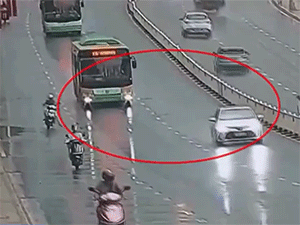 Cú ngã xe máy tai hại và pha đánh lái 'thần sầu' của tài xế xe buýt khiến ai cũng nể phục