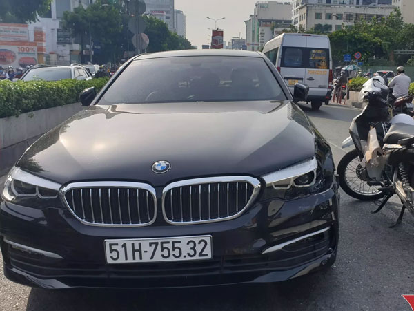 Xe sang tông cô gái bất tỉnh trên cầu vượt, cửa ngõ Tân Sơn Nhất kẹt cứng