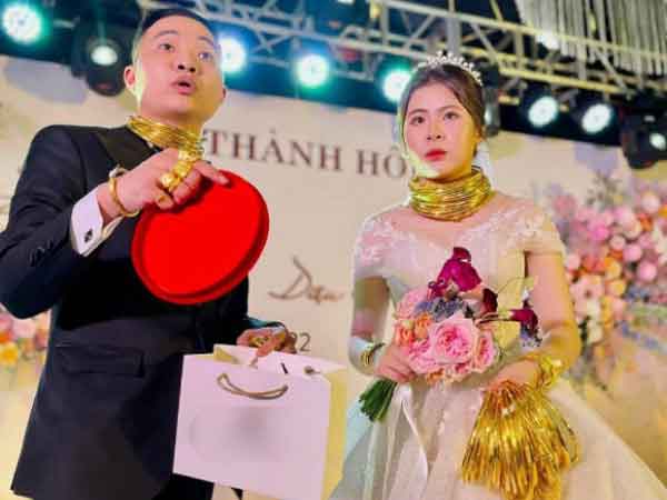 Cô dâu chú rể đeo vàng trĩu cổ trong ngày cưới, tay còn nắm cả bó khiến dân tình ùa vào 'xin vía'
