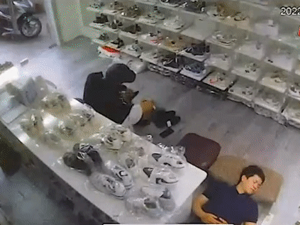 Vào cửa hàng mua giày dép nhưng nhân viên ngủ say sưa, nam thanh niên có hành động khiến ai cũng xuýt xoa