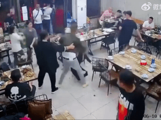 Quấy rối bị phản kháng, nhóm đàn ông đánh đập 3 cô gái dã man