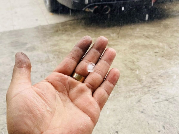 TPHCM bất ngờ xuất hiện mưa đá