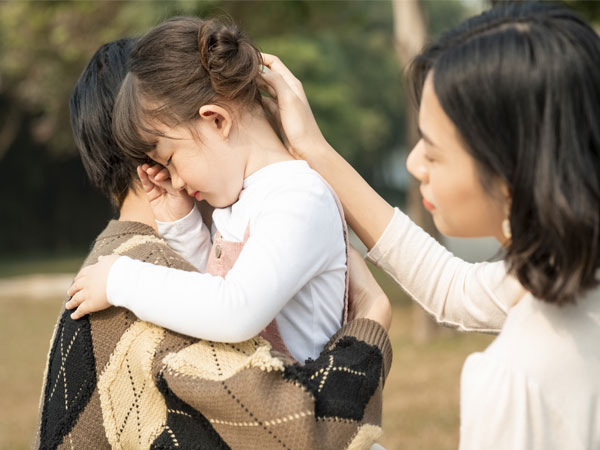 Vợ cũ giành quyền nuôi con, rồi đột ngột 'trả' con để đi lấy chồng
