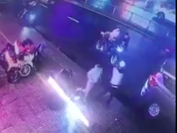 Truy tìm nhanh niên nghi cầm súng dọa nhiều người giữa đường phố ở TP HCM