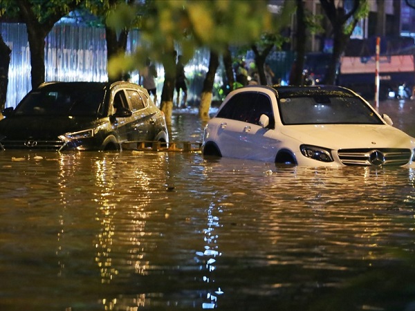 Hà Nội mưa lớn gây ngập nặng, 22h đêm người dân vẫn bì bõm tìm đường về nhà
