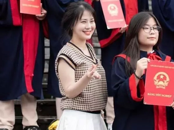 'In 4' chị mẹ xinh đẹp nổi khắp MXH khi chụp kỷ yếu bên con gái