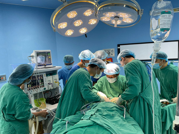 Nữ sinh 12 tuổi không thể đi lại vì vòng một 'quá khủng'