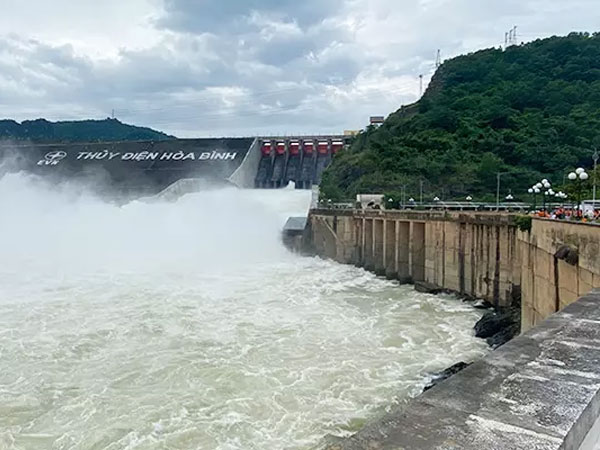 Thủy điện Hòa Bình mở thêm 2 cửa xả đáy, nhiều nơi miền Bắc nguy cơ ngập lụt