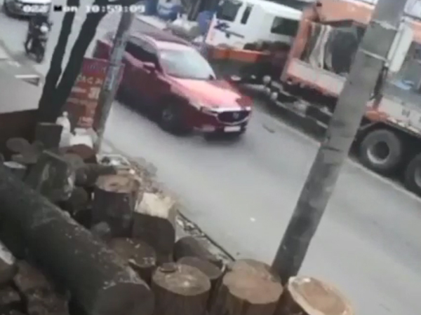 Rợn tóc gáy khi xe tải quên thu chân cẩu gây tai họa cho người đi đường