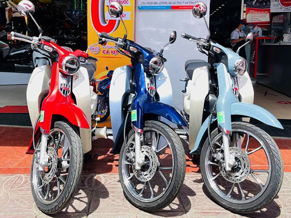 'Ngã ngửa' với giá xe Honda Super Cub tới 200 triệu tại Việt Nam