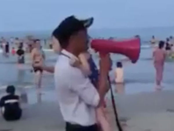 Cảm động cảnh bảo vệ bãi biển Đà Nẵng bế bé gái 4 tuổi đi tìm cha mẹ thất lạc