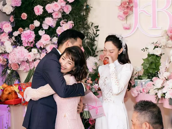 Chồng đại gia khóa môi Minh Hằng, ôm mẹ vợ tình cảm
