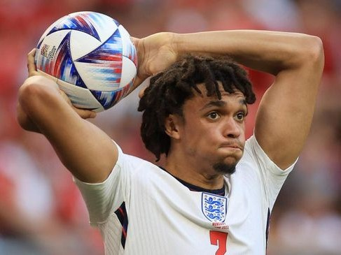 FIFA đồng ý thử nghiệm đề xuất 'ném biên' thành 'đá biên'