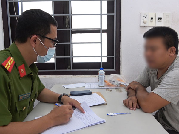 Tạm giữ tài xế ô tô tông chết người, đốt vàng mã rồi bỏ trốn