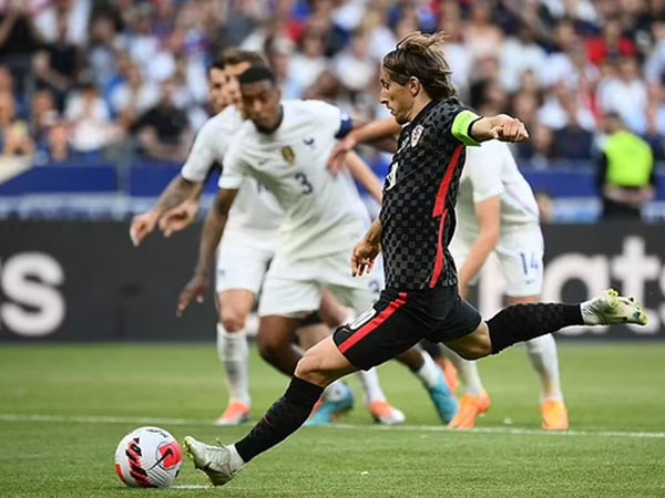 Mbappe bất lực, Modric đánh sập Stade de France