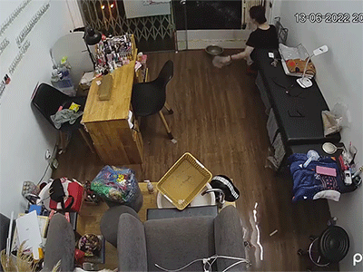 Xe ô tô đi qua ngôi nhà có người phụ nữ đang tát nước, dân mạng cảm thán: 'Hà Nội mùa này phố cũng như sông'