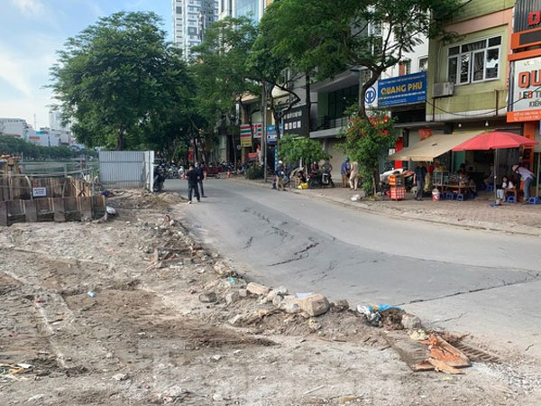 Đường ven sông Tô Lịch bất ngờ sụt sâu hơn 1m