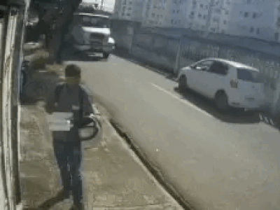 Đứng trên vỉa hè nhắn tin, nam thanh niên suýt bị xe tải 'nuốt trọn', camera ghi lại 10 giây thần chết ngủ quên