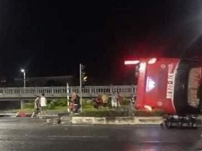 Tai nạn thảm khốc lúc rạng sáng: Lật xe khách khiến 9 người thương vong
