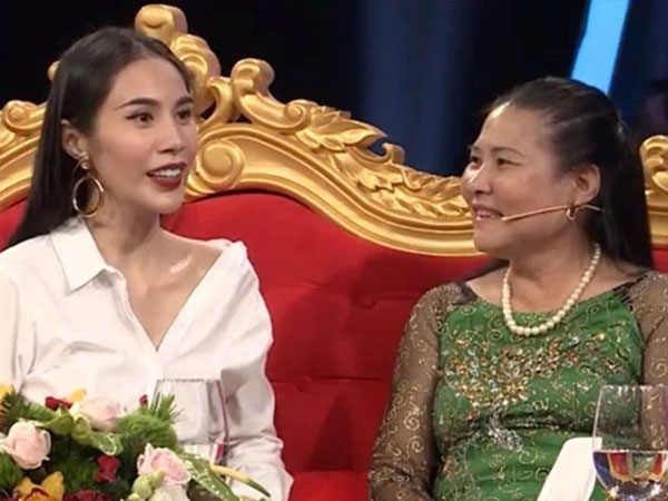 Hé lộ mối quan hệ Thủy Tiên và mẹ chồng