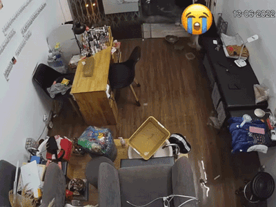 Ngồi tát nước cả buổi sau mưa lớn, chủ tiệm làm đẹp ngồi thừ bất lực sau khi chiếc bán tải chạy ngang qua