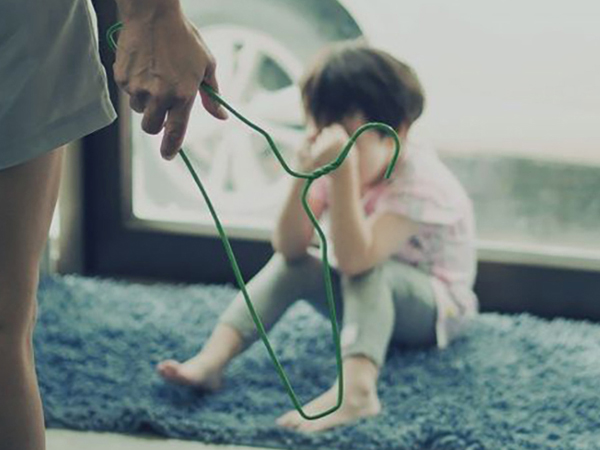Đánh con riêng người tình không thể đưa vào bạo lực gia đình?