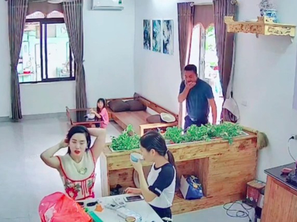 Bố có hành động lạ khi thấy bạn của mẹ đến chơi, con gái phán một câu khiến người cha muốn 'độn thổ': 'Đừng hại bố con ơi!'