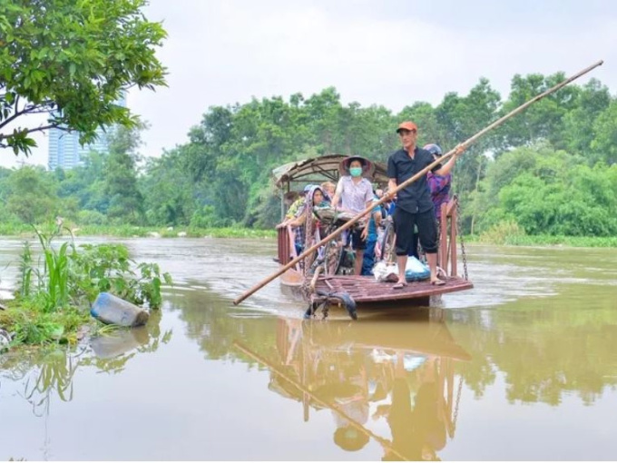 Ngỡ ngàng với cảnh người dân ở Hà Nội phải đi đò