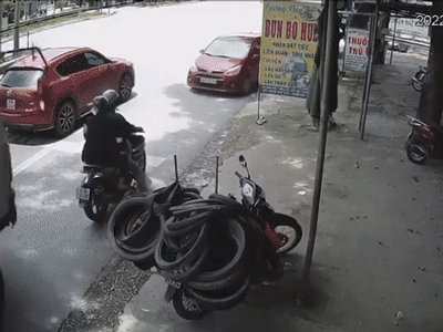 2 thanh niên may mắn thoát nạn sau khi bị xe tải tông văng, âm thanh vang lên ngay trước đó gây ám ảnh