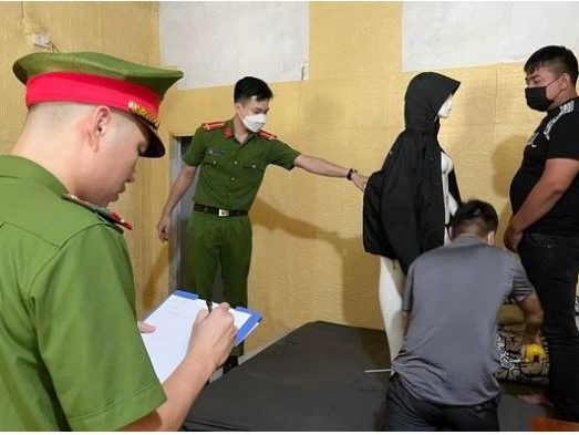 Cô gái xinh đẹp nghi bị bạn trai đánh tử vong: Khởi tố vụ án, thực nghiệm hiện trường
