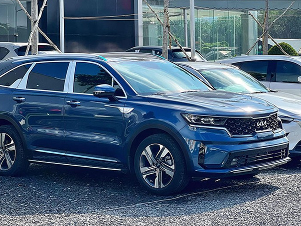 Cận cảnh Kia Sorento 2023 tại Việt Nam, thêm logo mới về đại lý