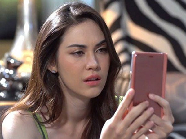 Đến nhà bạn thân chơi, cầm điện thoại của chồng, tôi bật khóc nức nở