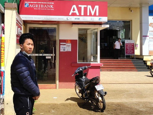Dùng dao khống chế người phụ nữ tại cây ATM để cướp tiền