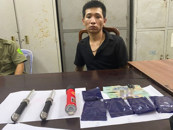 Bắt đối tượng thủ 'hàng nóng', tàng trữ gần 1.000 viên ma túy