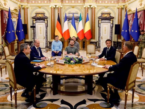Hình ảnh lãnh đạo châu Âu gặp ông Zelensky lần đầu tiên từ khi xung đột nổ ra