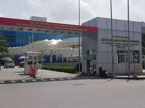 Bé trai 2 tháng tuổi bị mẹ ném từ tầng 5 bệnh viện xuống đất tử vong