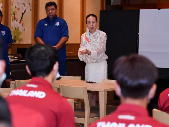 Thái Lan gặp biến căng: Cầu thủ bị quấy rối, Madam Pang vội vàng xin lỗi