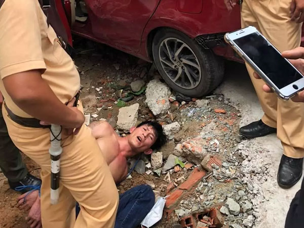 Thanh niên dùng ô tô đi trộm cắp, lái xe bỏ chạy như phim hành động