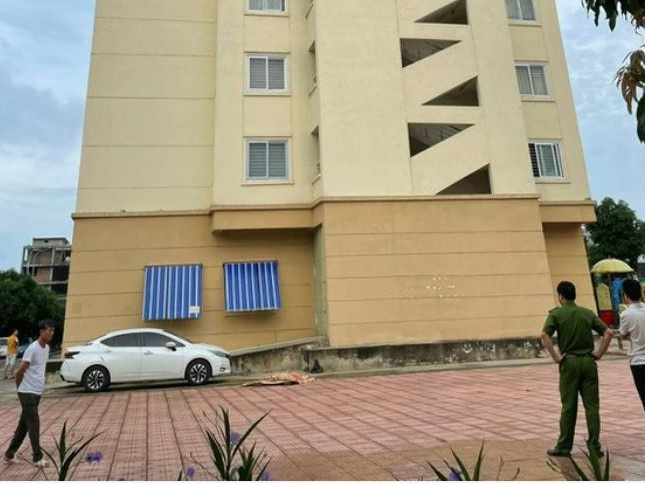 Sau tiếng động mạnh, người dân tá hóa phát hiện người đàn ông rơi từ tầng cao chung cư tử vong