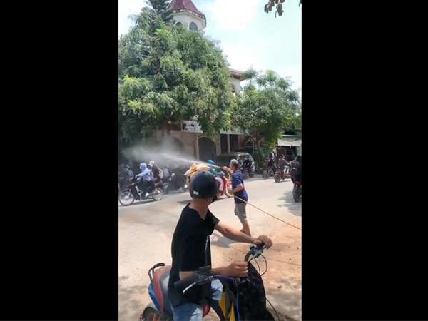 Thấy đám thanh thiếu niên hung hăng chuẩn bị 'đi đường quyền' với nhau, ông bác có pha xử lý khiến tất cả đều 'mát mẻ' giải tán