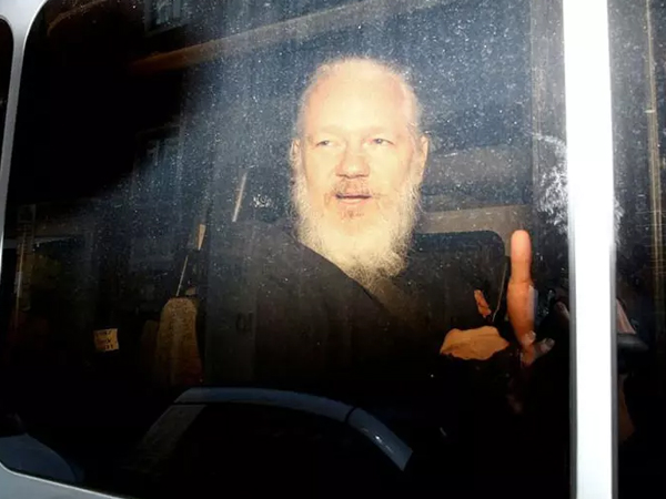 Anh cho phép dẫn độ người sáng lập WikiLeaks sang Mỹ truy tố