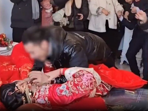 Người đàn ông đè cô dâu lên giường ngay trước mặt chú rể, phản ứng của chú rể khiến dân tình khuyên vội cô dâu: 'Quay xe ngay đi còn kịp!'