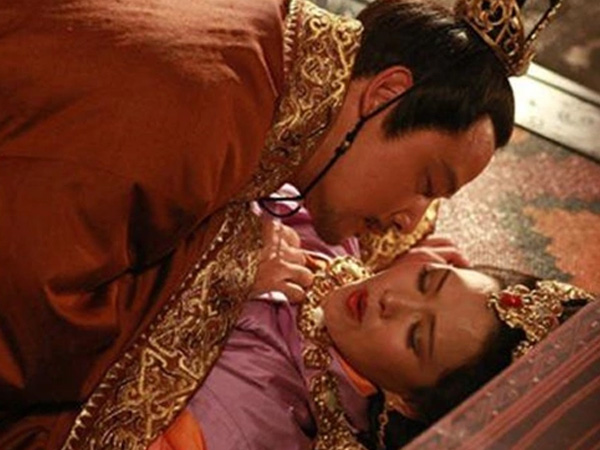 Vì sao sau khi thị tẩm xong, Phi tần không được ở lại qua đêm cùng Hoàng đế?