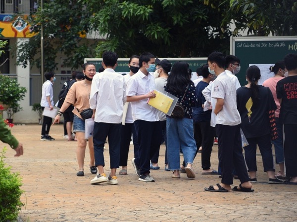 Thi vào 10 ở Hà Nội: Phụ huynh tất bật chạy ngược xuôi vì con nhầm địa điểm thi