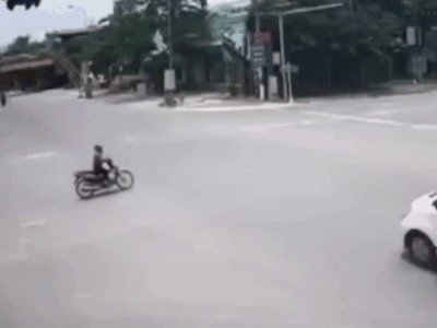 Clip: Chạy tốc độ cao, xe cứu thương tông văng xe máy ở ngay ngã tư